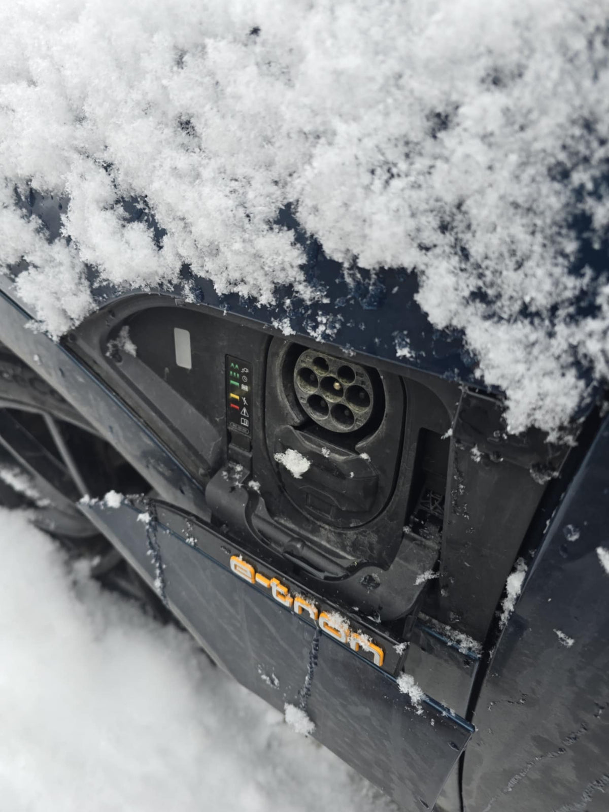 Audi E - tron quattro 50/55 V2 vær og snø deksel for ladeport - Standard Venstre - PROTONORD - PROTONORD