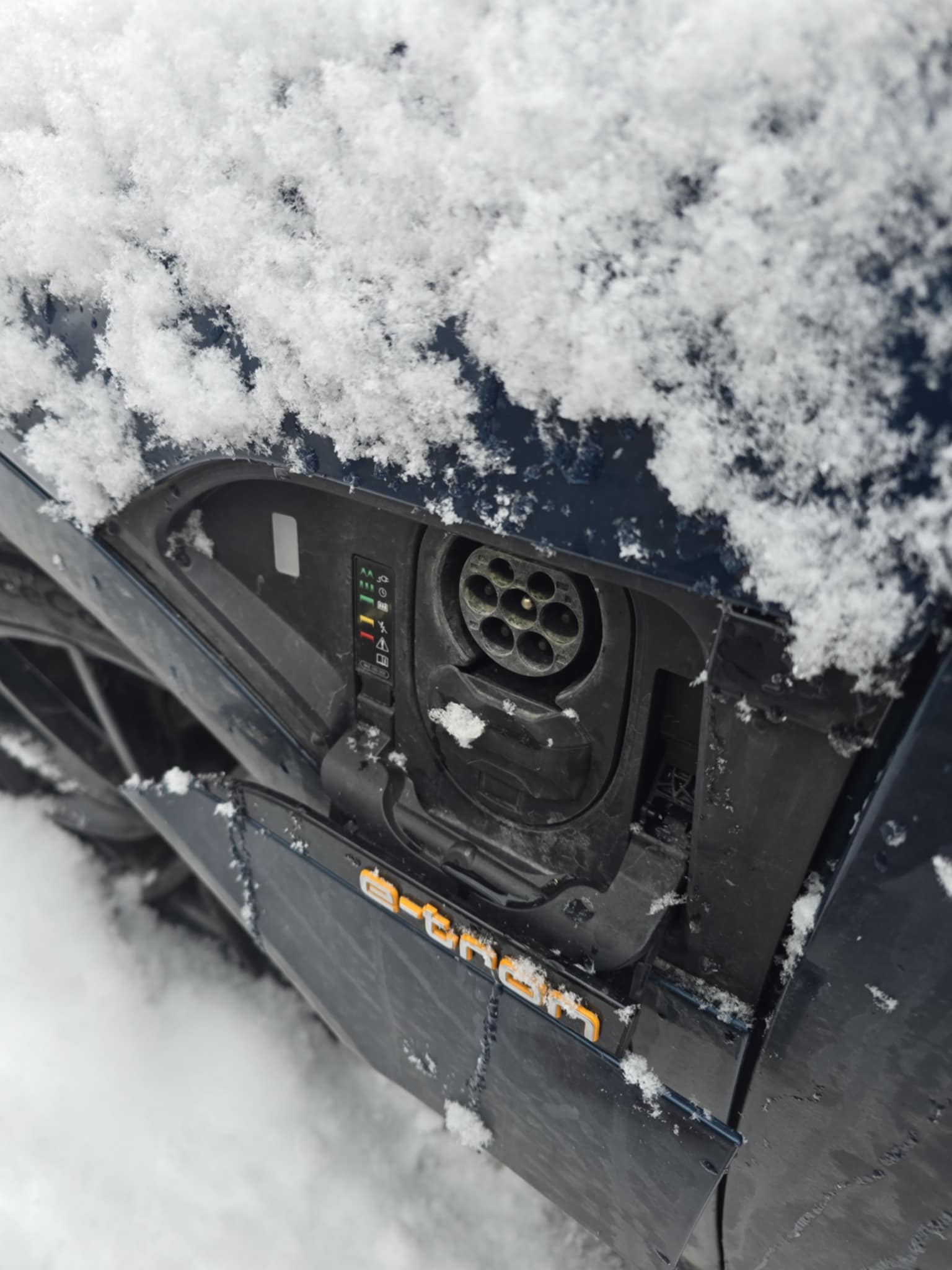 Audi E - tron quattro 50/55 V2 vær og snø deksel for ladeport - Standard Venstre - PROTONORD - PROTONORD