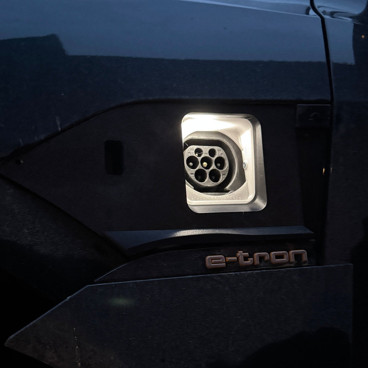 Audi E - tron quattro 50/55 V2 vær og snø deksel for ladeport - Standard Venstre - PROTONORD - PROTONORD