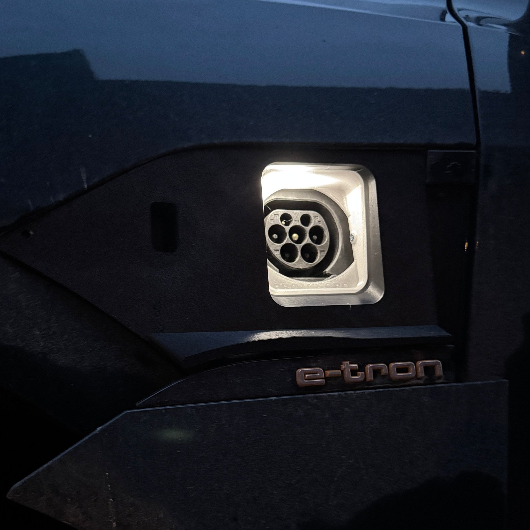 Audi E - tron quattro 50/55 V2 vær og snø deksel for ladeport - Standard Venstre - PROTONORD - PROTONORD