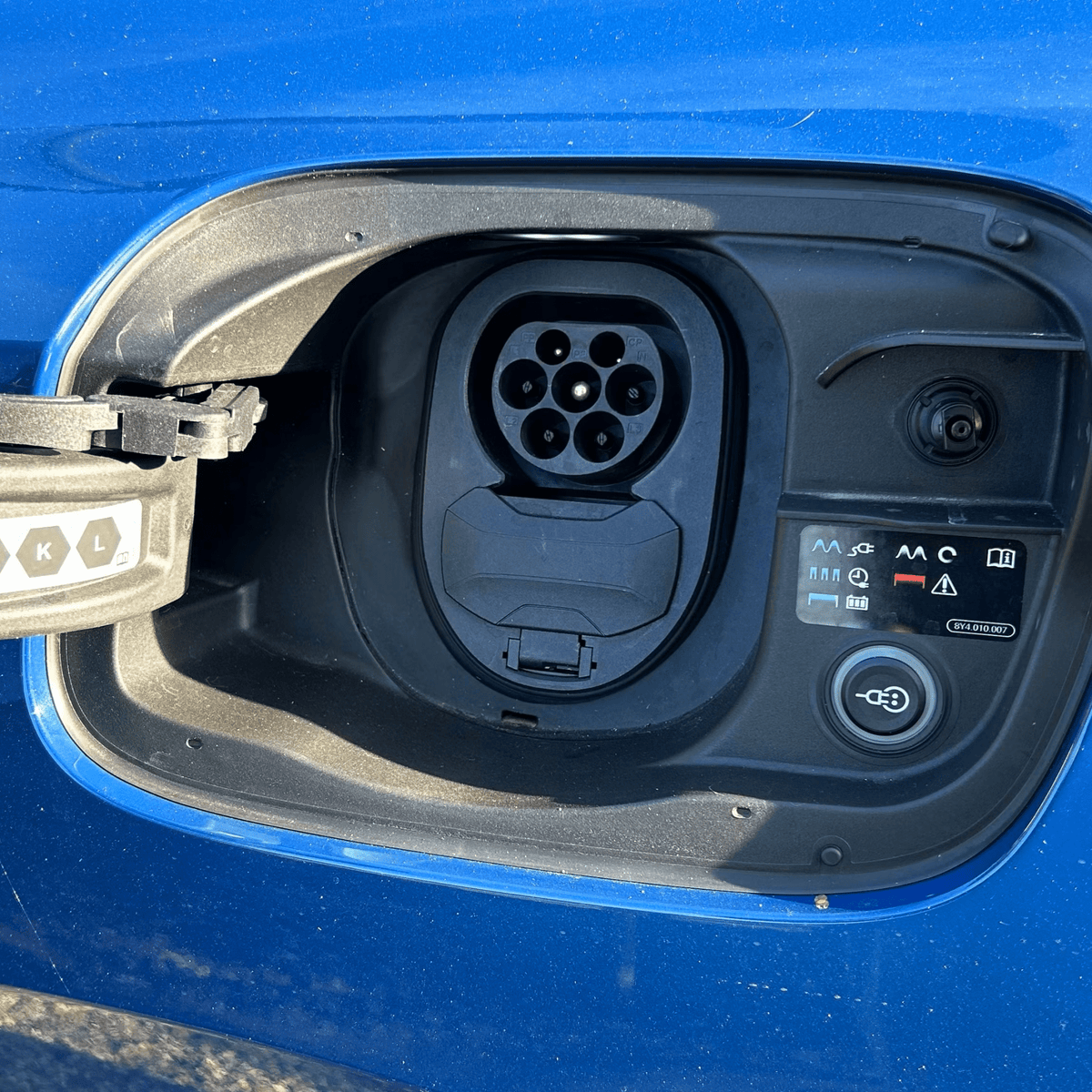 Audi Q6 E - tron vær og snø deksel for ladeport - Tromsø - PROTONORD - PROTONORD