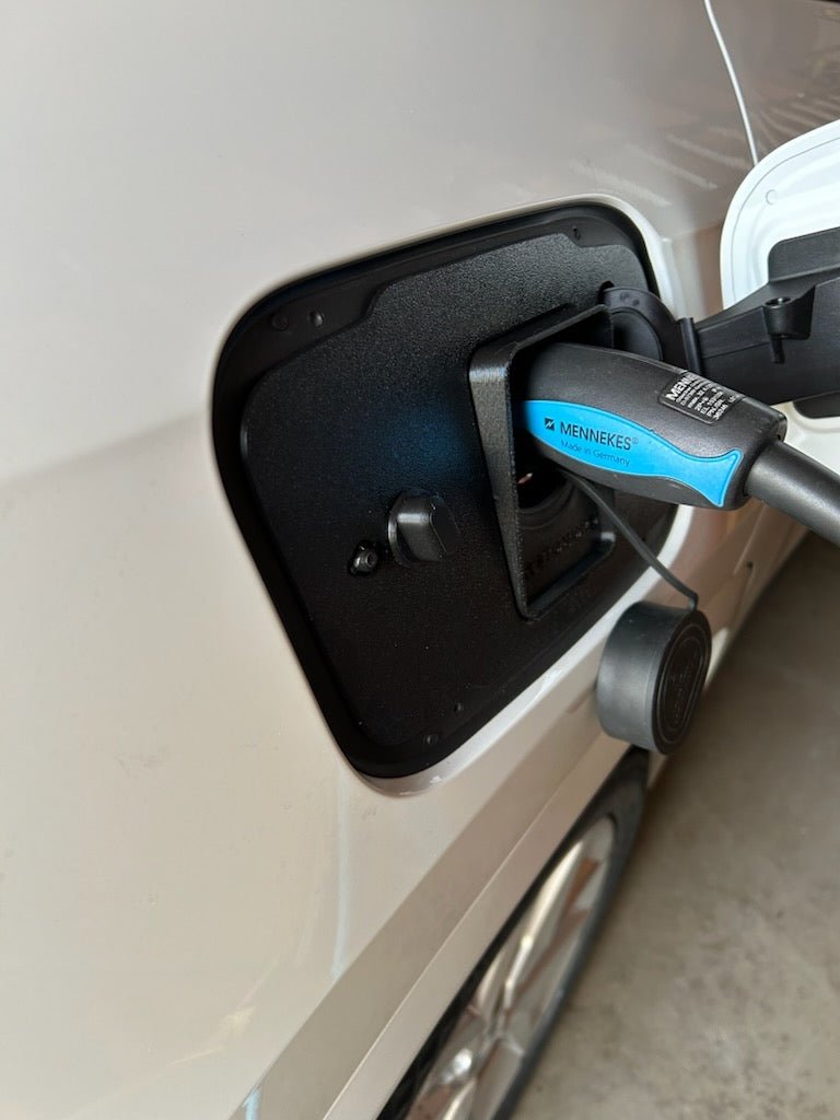 BMW iX1 (U11) vær og snø deksel for ladeport - Sort - PROTONORD - PROTONORD