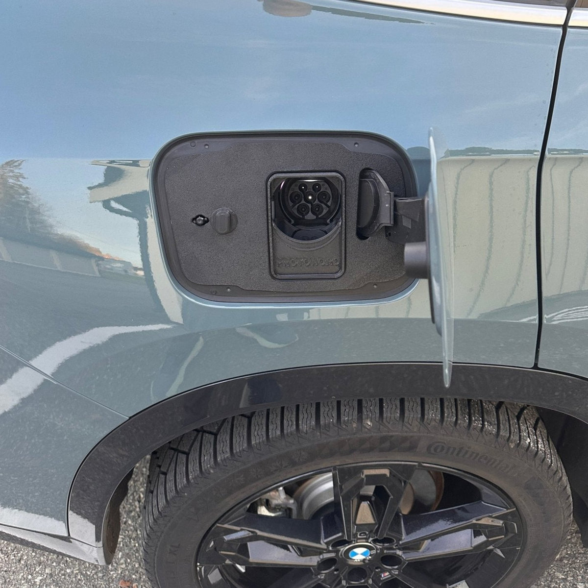 BMW iX1 (U11) vær og snø deksel for ladeport - Sort - PROTONORD - PROTONORD