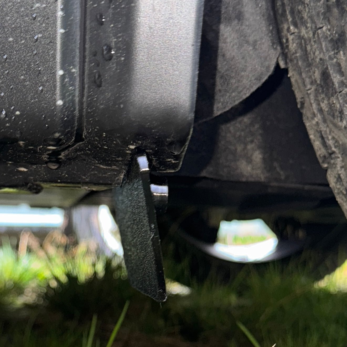 Fisker Ocean konverteringsett deflector bakjul (Kommer snart) - Venstre braketter med deflector - PROTONORD - PROTONORD