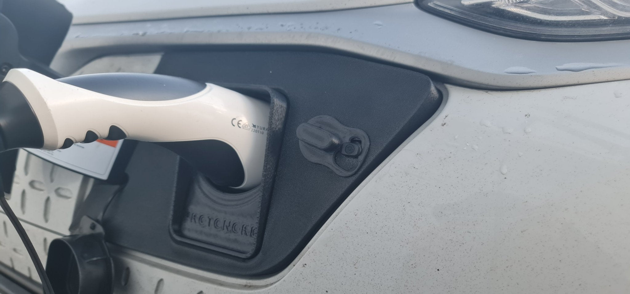 Hyundai KONA 1st gen vær og snø deksel for ladeport - Sort - PROTONORD - PROTONORD