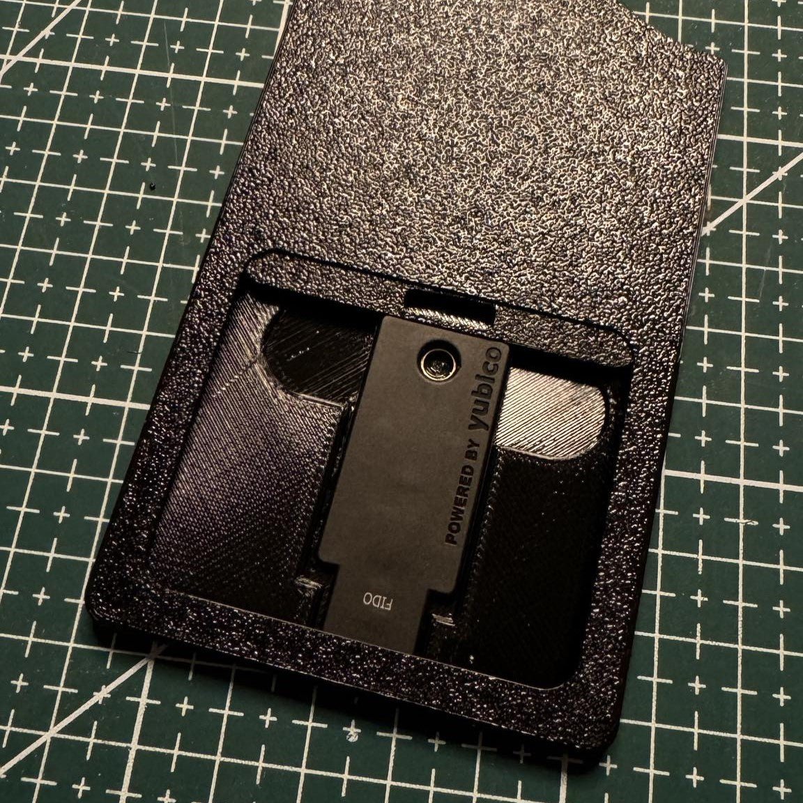 ID - Kortholder for Yubico og flere ID - kort - Yubico Fido2 usb holder - PROTONORD - PROTONORD