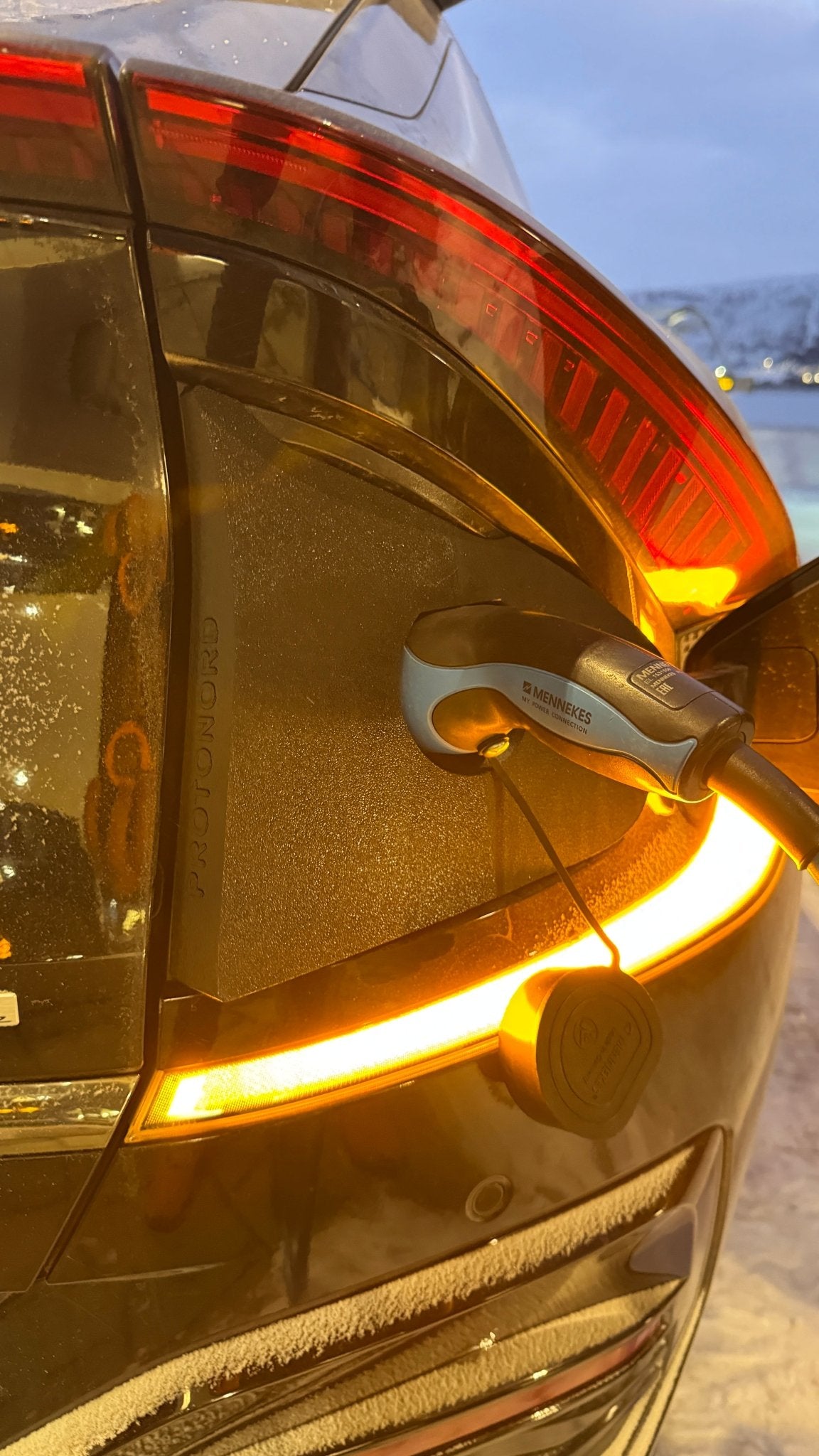 KIA EV6 vær og snø deksel for ladeport - Sort - PROTONORD - PROTONORD