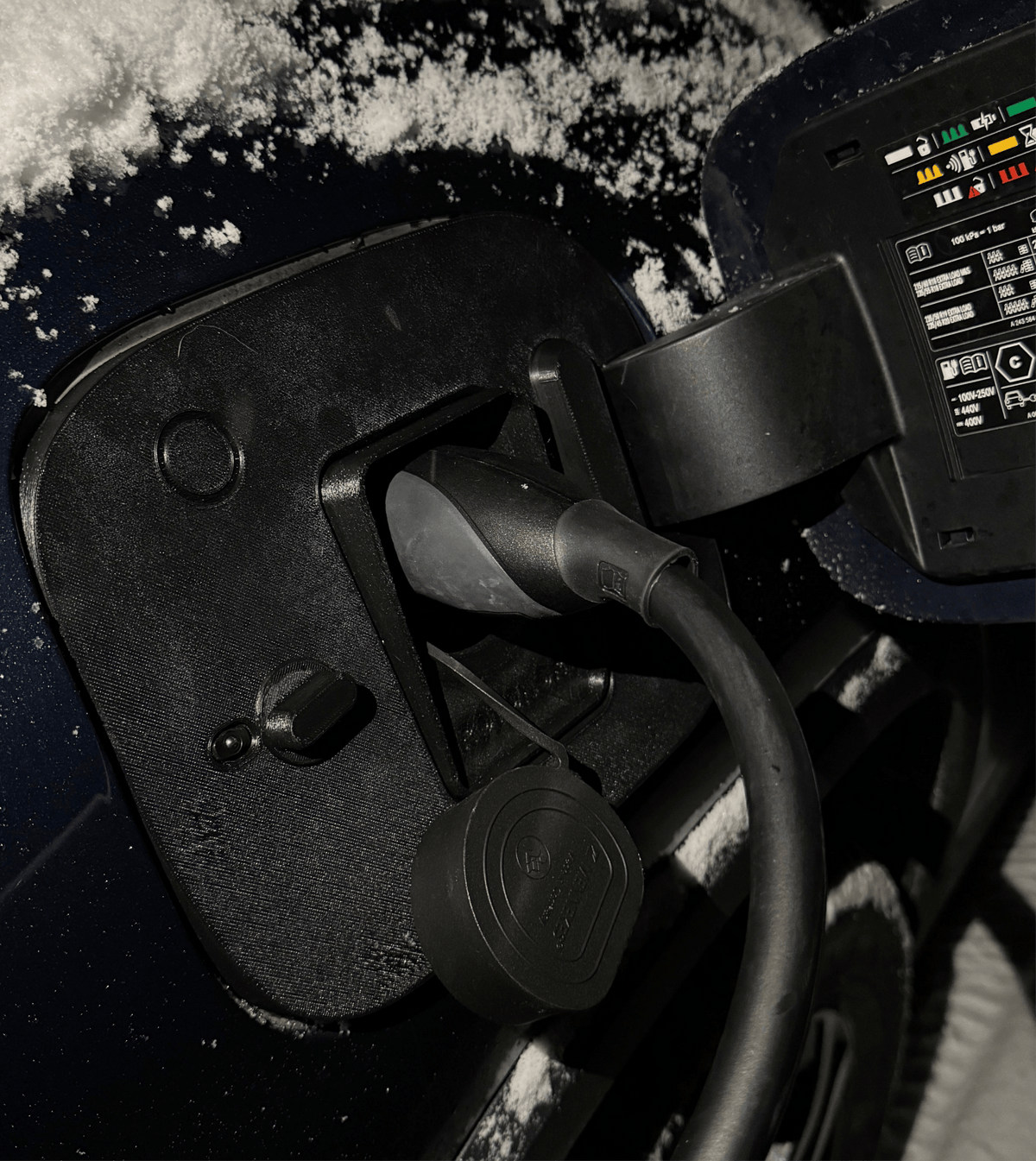 Mercedes EQA vær og snø deksel for ladeport - Sort - PROTONORD - PROTONORD