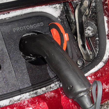 Nissan Leaf (ZE1) V2 vær og snø deksel for ladeport - Sort - PROTONORD - PROTONORD