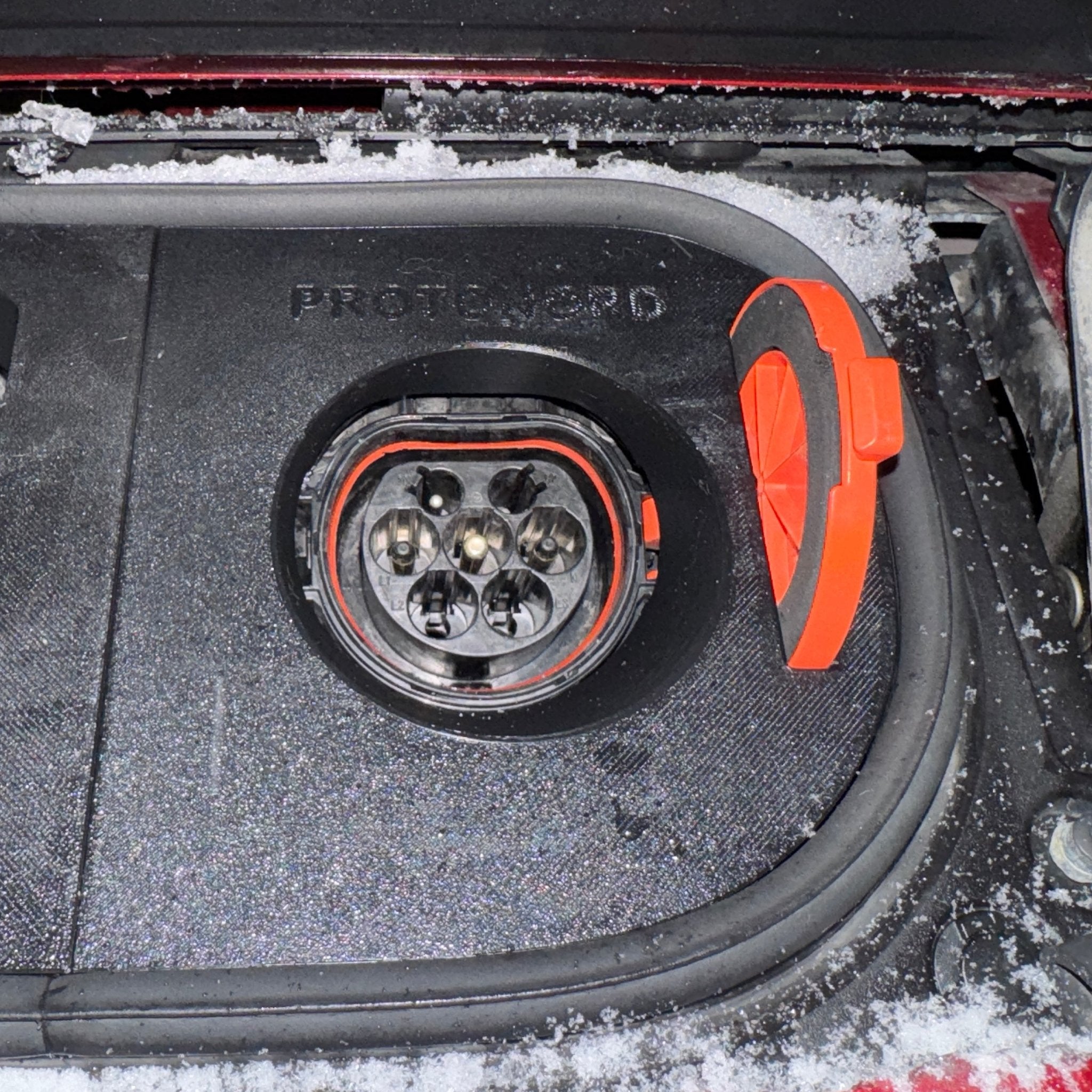 Nissan Leaf (ZE1) V2 vær og snø deksel for ladeport - Sort - PROTONORD - PROTONORD