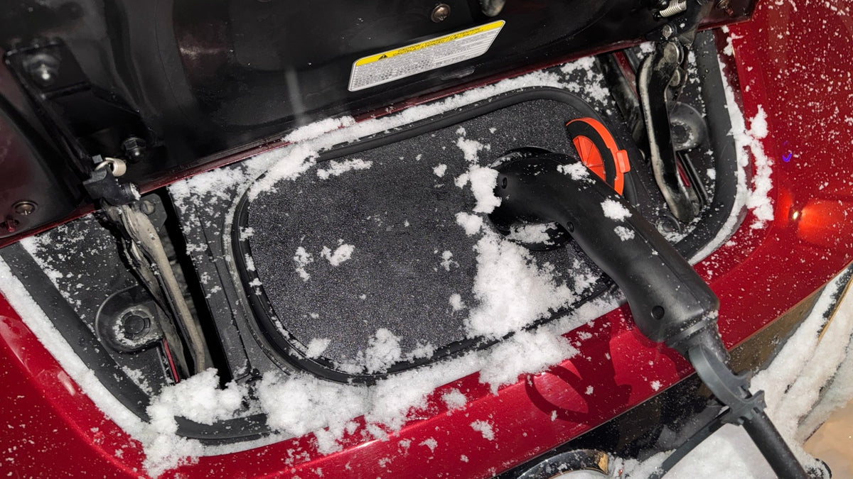 Nissan Leaf (ZE1) V2 vær og snø deksel for ladeport - Sort - PROTONORD - PROTONORD