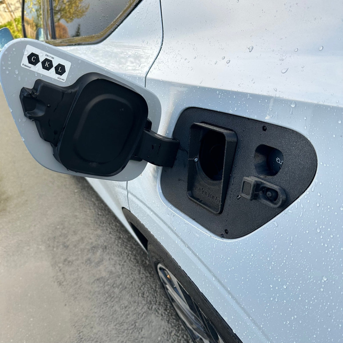 Polestar 2 Vær og snø deksel for ladeport - Sort - PROTONORD - PROTONORD