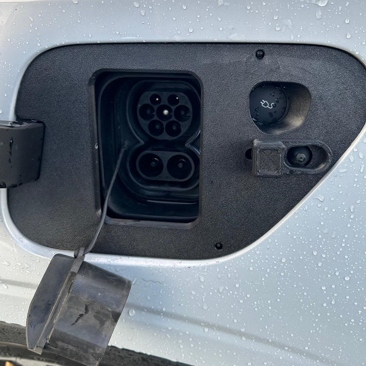 Polestar 2 Vær og snø deksel for ladeport - Sort - PROTONORD - PROTONORD