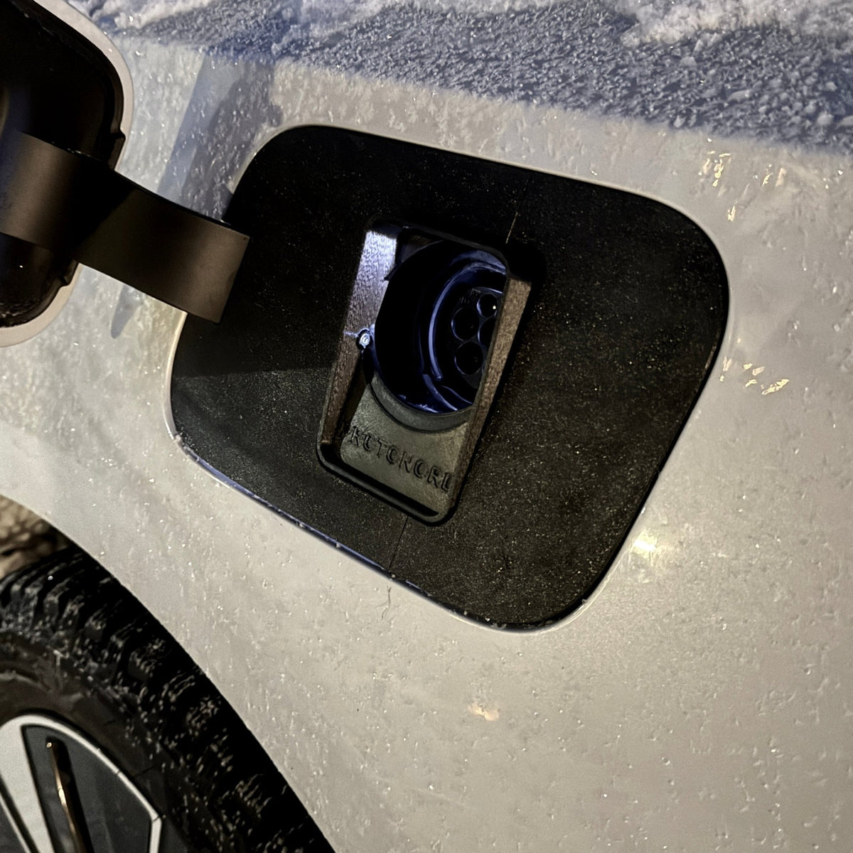 Polestar 4 vær og snø deksel for ladeport - Sort - PROTONORD - PROTONORD