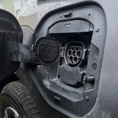 Subaru Solterra vær og snø deksel for ladeport - Sort - PROTONORD - PROTONORD