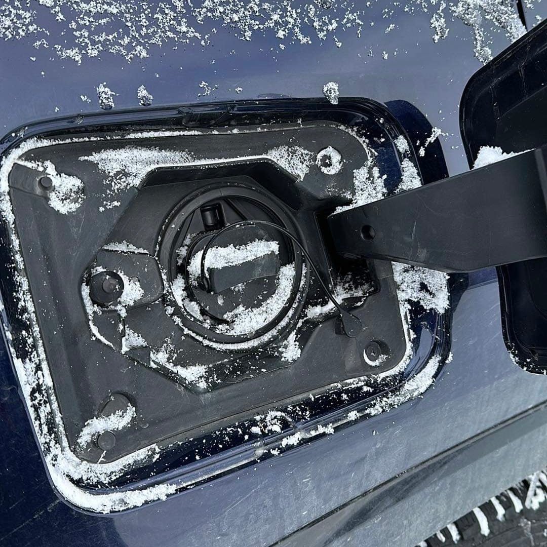 Suzuki Across vær og snø deksel for ladeport - Sort - PROTONORD - PROTONORD