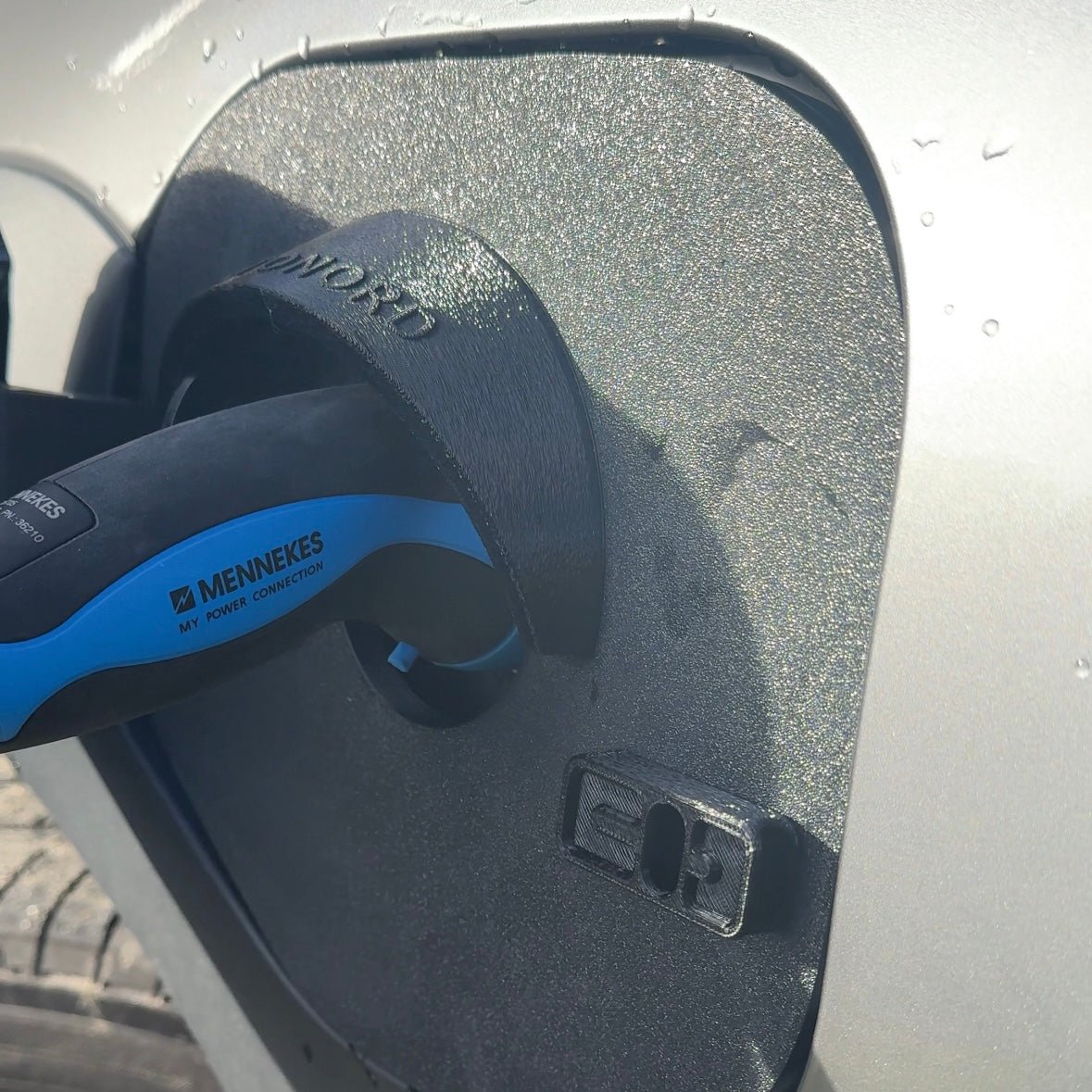 Toyota bZ4X vær og snø deksel for ladeport - Sort - PROTONORD - PROTONORD