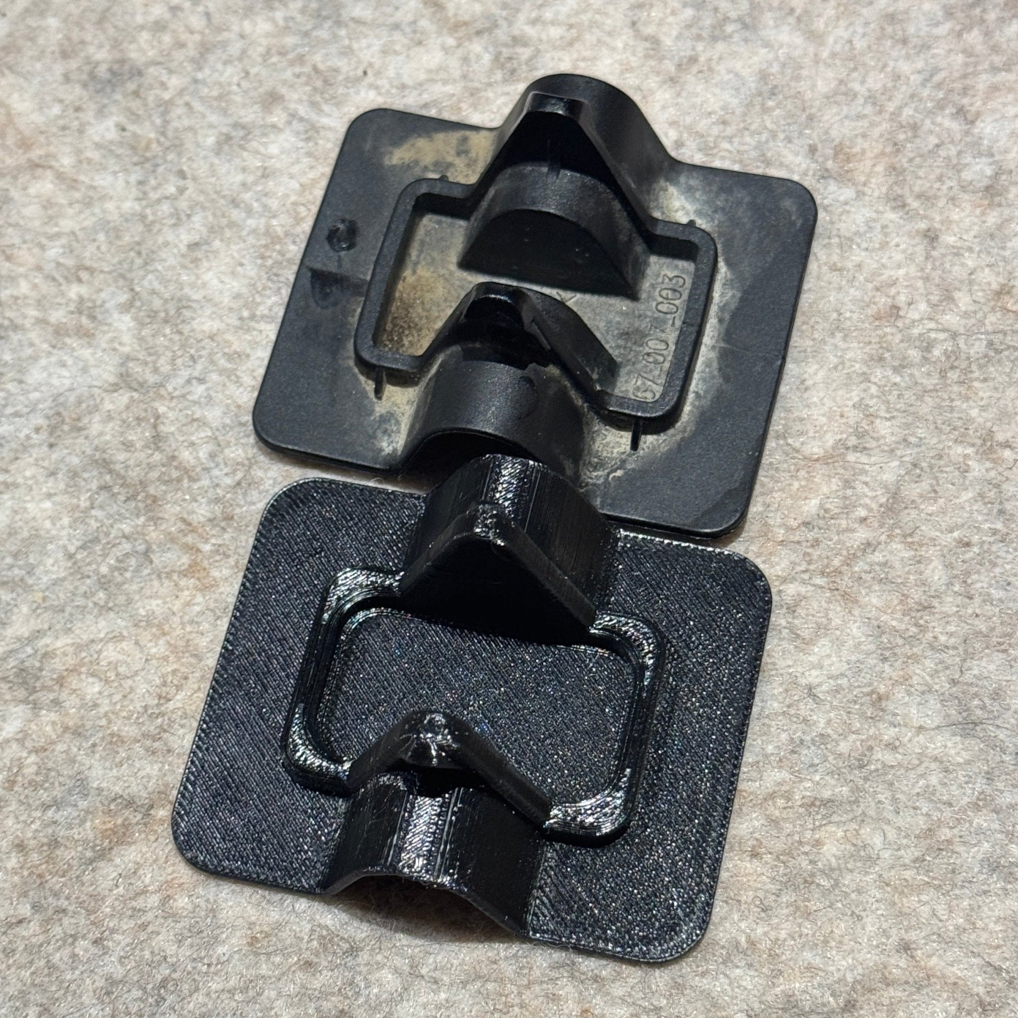 Originalt hengerfestedeksel ved siden av Protonords 3D-printede deksel, med synlige printlag