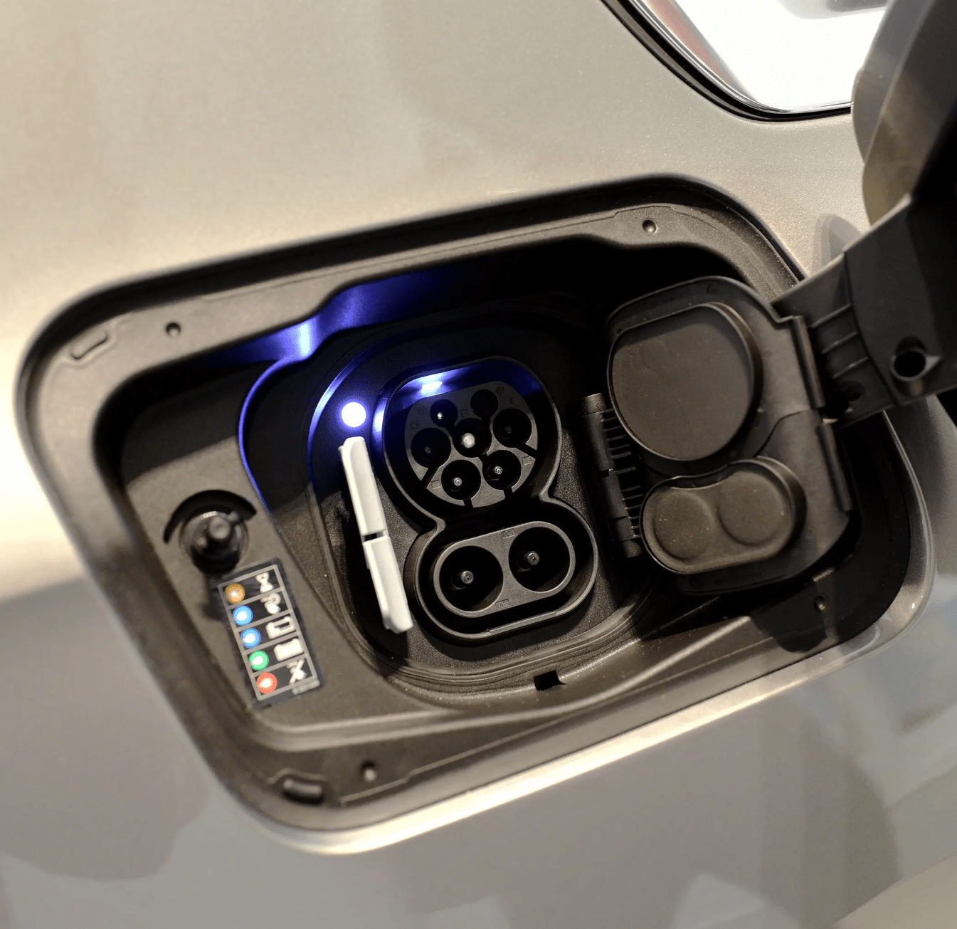 BMW i7 (G70) 2022 - 202* vær og snø deksel for ladeport - Sort - PROTONORD - PROTONORD