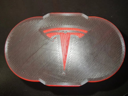 CCS deksel for Tesla Model 3 - Med vinger og rød logo - PROTONORD - Fladby 3Dprint
