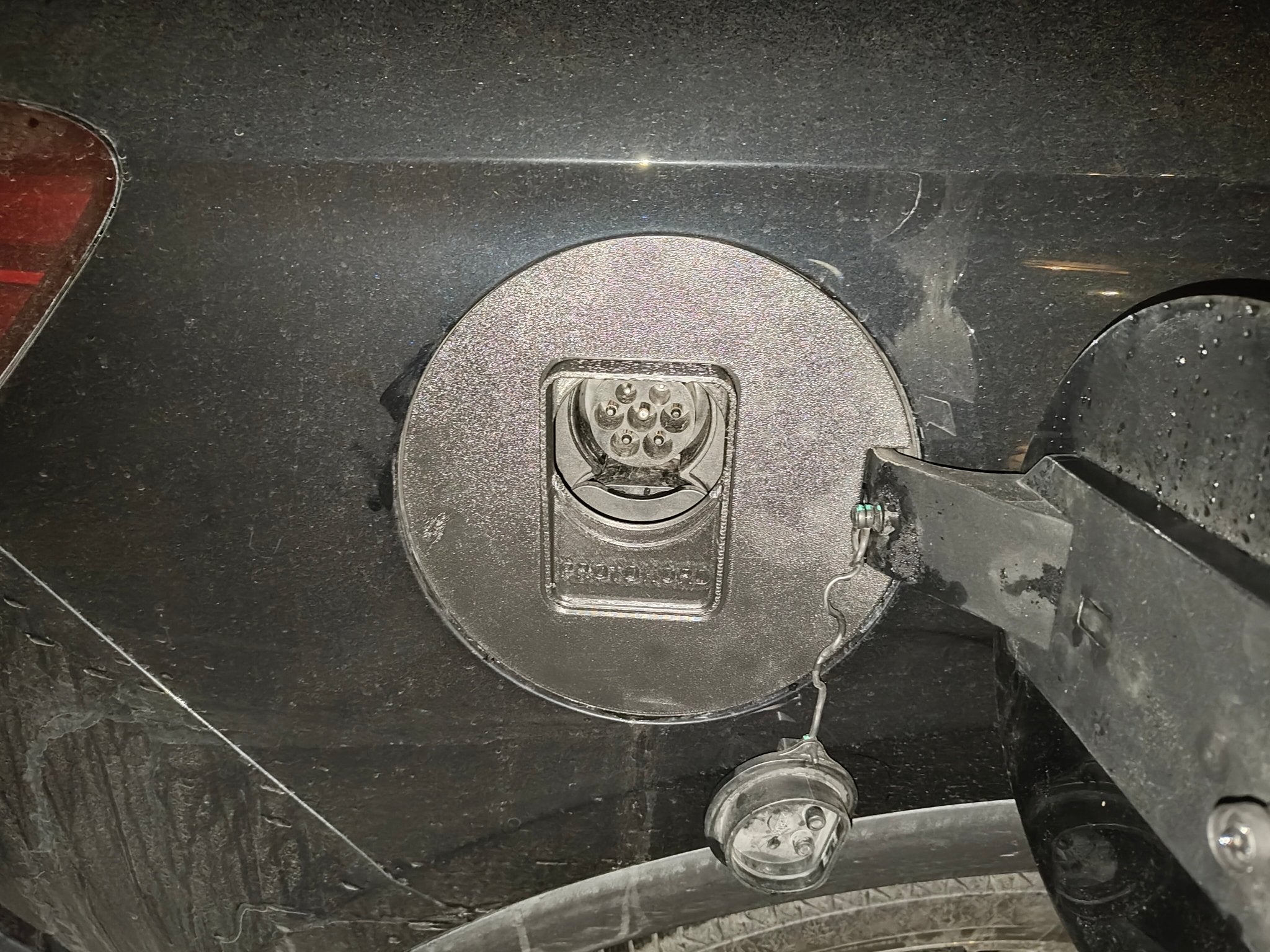 MG Marvel R vær og snø deksel for ladeport – PROTONORD