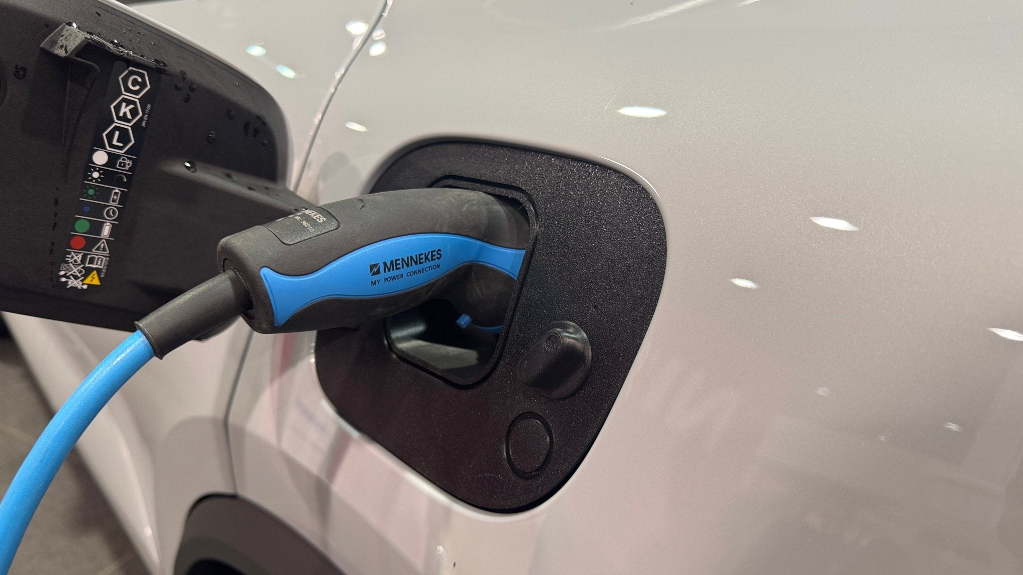 Porsche Macan vær og snø deksel for ladeport - Venstre - PROTONORD - PROTONORD