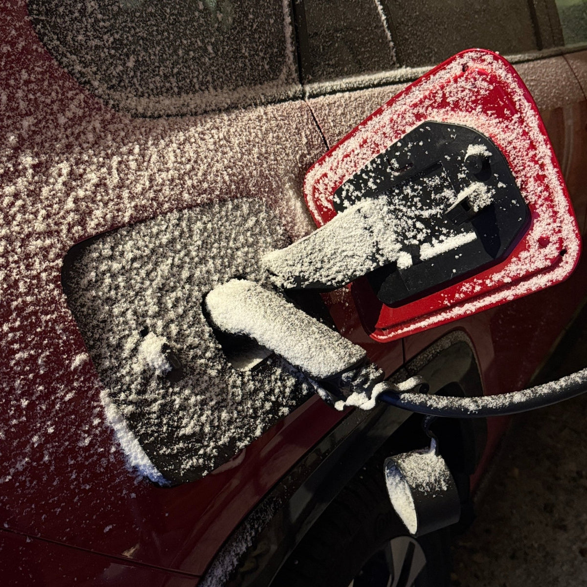 Toyota Rav4 hybrid V2 vær og snø deksel for ladeport - PROTONORD - PROTONORD